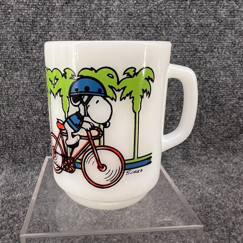 Vintage Anchor Hocking Snoopy Pedal Power Bicycle Milk Glass Mug Peanuts 1958